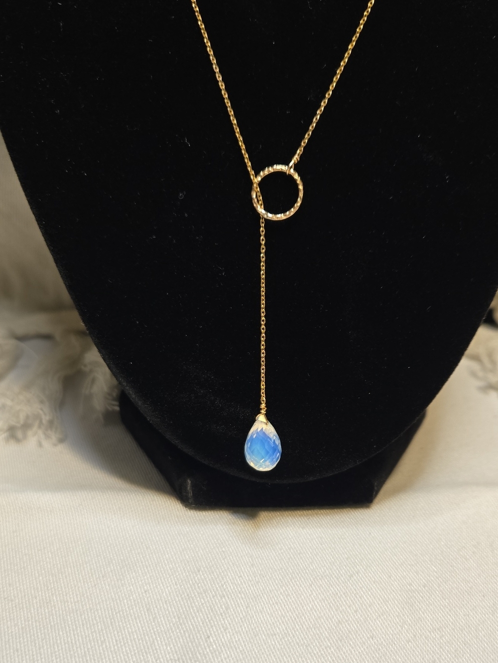 Gold Tone Lariat Necklace Iridescent Blue Teardrop Bead Circle 20" - Picture 2 of 3